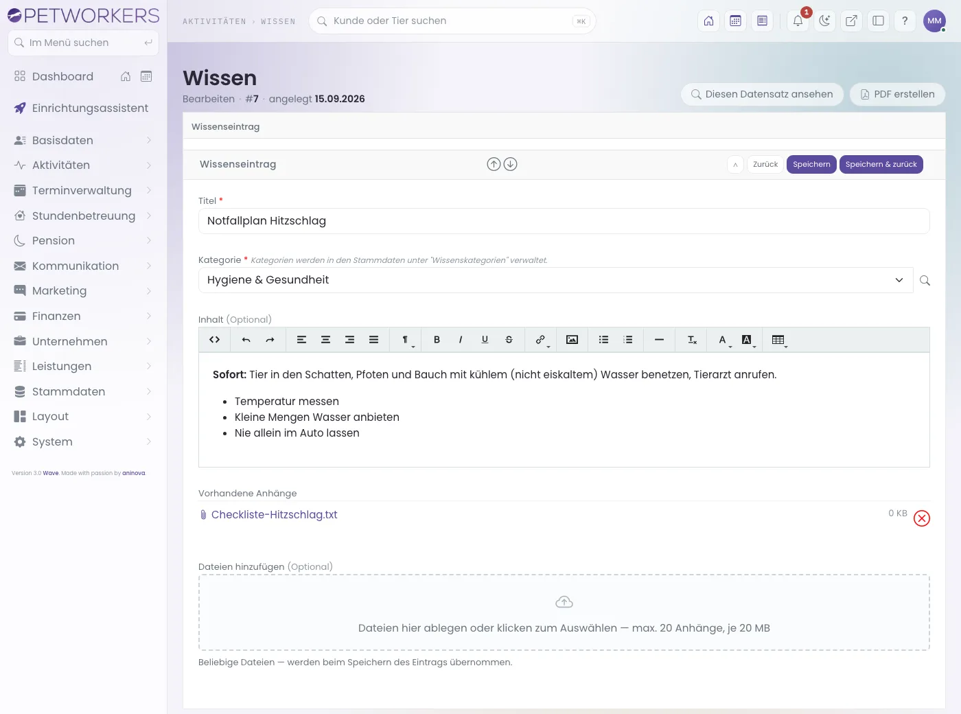 Einen Wissenseintrag bearbeiten: Titel, Kategorie, Inhalt, vorhandene Anhänge und das Feld zum Hinzufügen von Dateien.