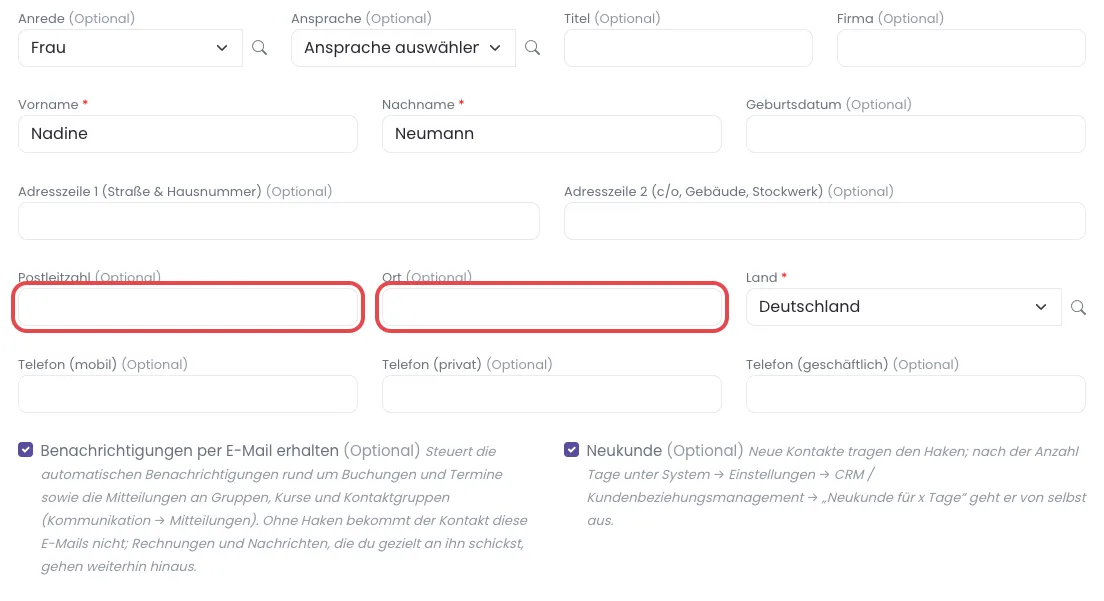 Kontaktformular mit den rot markierten Feldern Postleitzahl und Ort