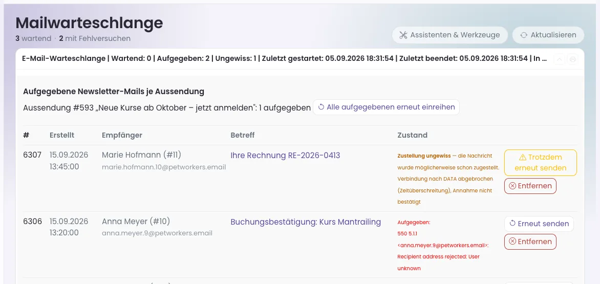 Mailwarteschlange mit einer Mail mit ungewisser Zustellung und einer aufgegebenen Mail