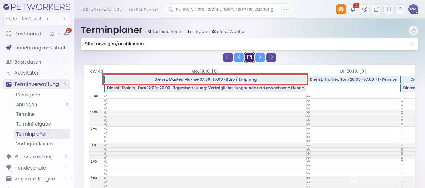 Wochenansicht des Terminplaners mit Dienst-Balken über den Tagesspalten