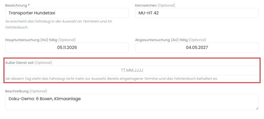 Formular eines Fahrzeugs mit Bezeichnung, Kennzeichen, HU und AU fällig, rot markiertem Feld Außer Dienst seit und Beschreibung